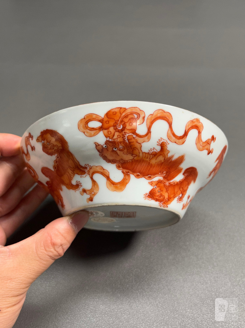 清嘉庆 外矾红彩太狮少师戏球纹内粉彩“福寿三多”图束腰碗（一
对、带老盒） - 图9